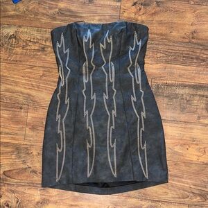 Chic Strapless Black Dress with Embroidered Detail